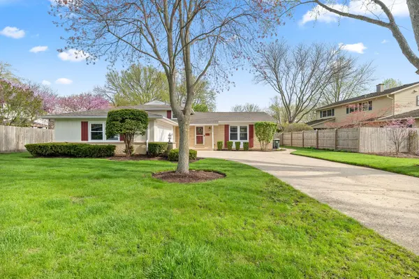 706 E Golf RD, Libertyville, IL 60048