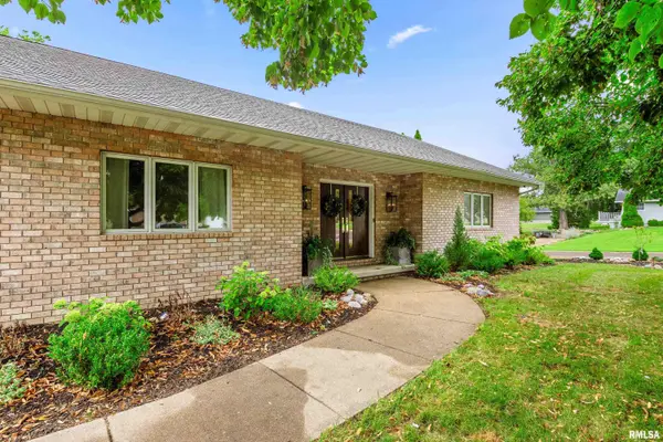 8 PRESTWICK DR, Pekin, IL 61554