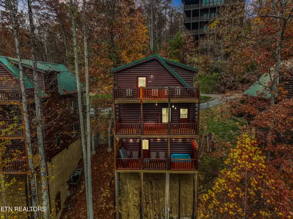 2251 Upper Middle Creek Rd, Sevierville, TN 37876