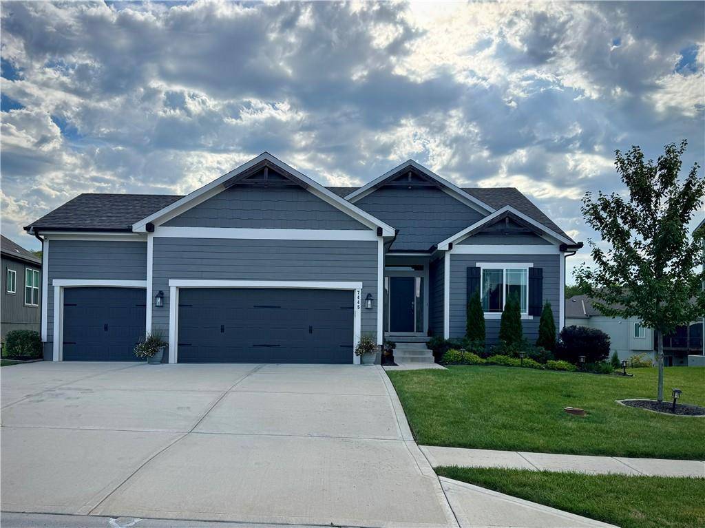 7445 NW Chambers CT, Parkville, MO 64152