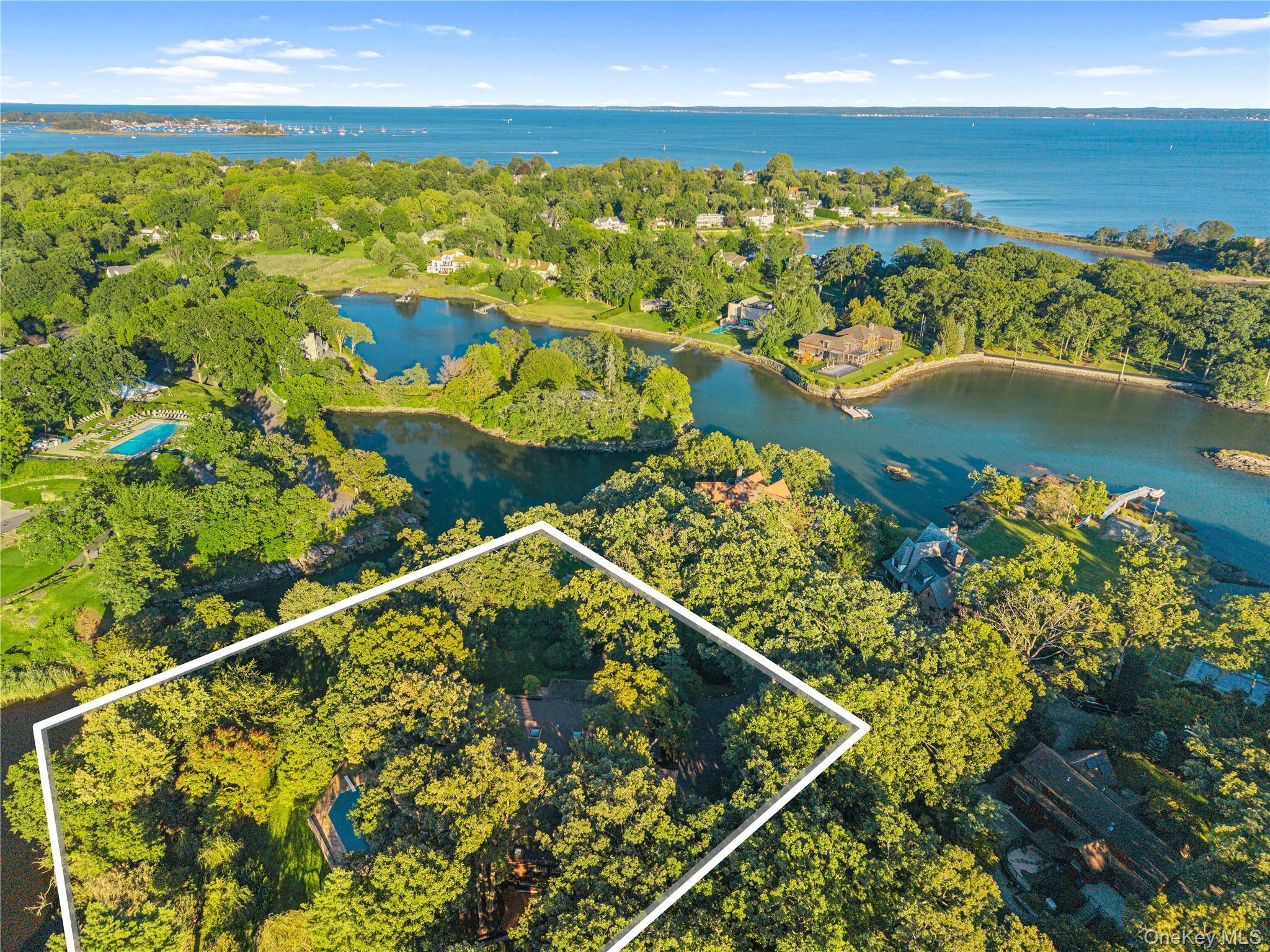 11 Oak LN, Larchmont, NY 10538