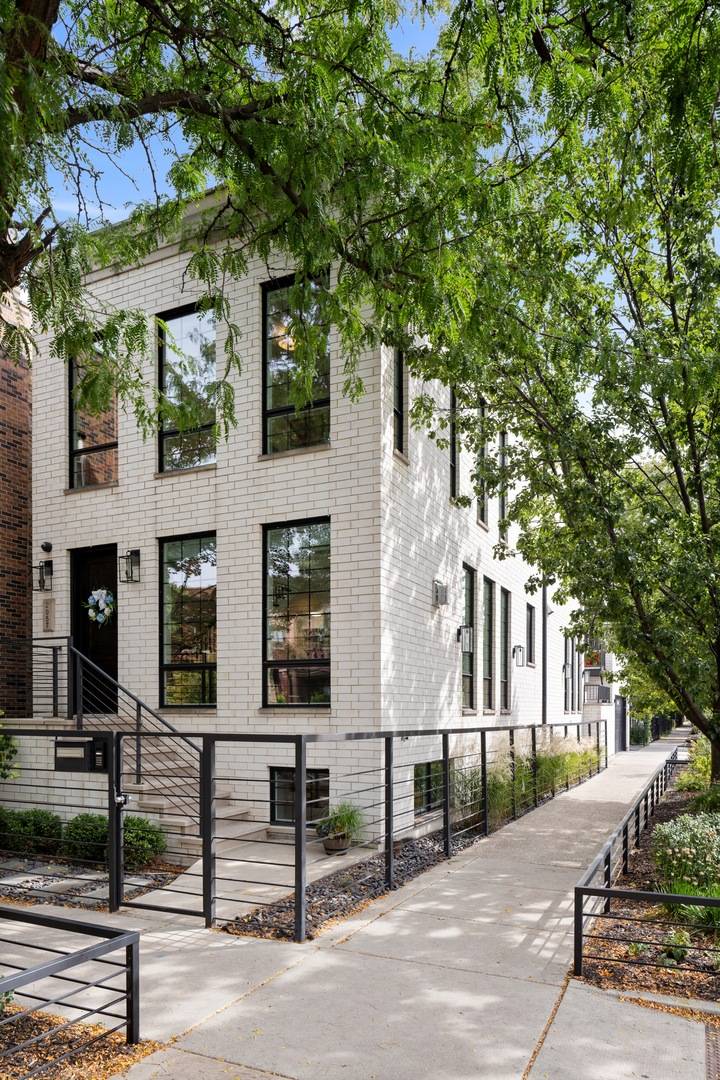 2057 N Oakley AVE, Chicago, IL 60647