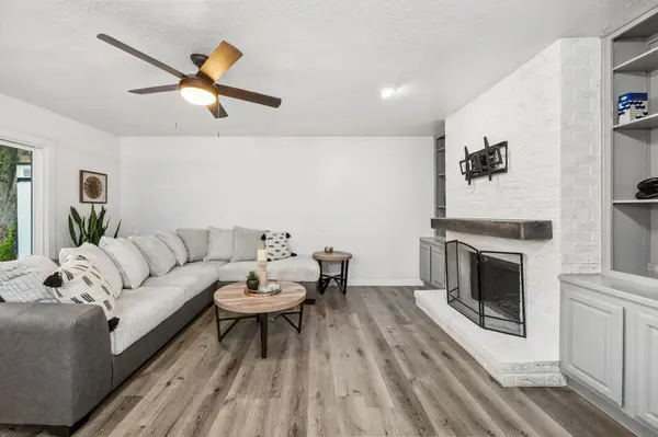 10826 Lynbrook Dr DR, Houston, TX 77042