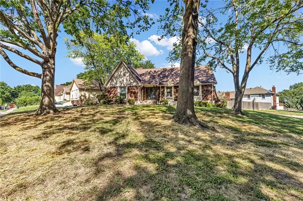 901 NW Oakridge DR, Blue Springs, MO 64015