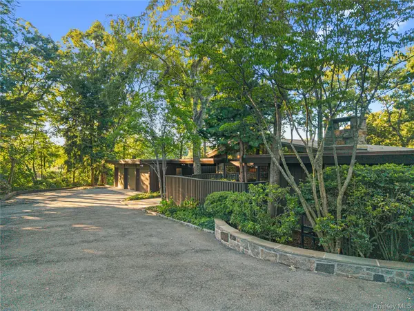 11 Oak LN, Larchmont, NY 10538