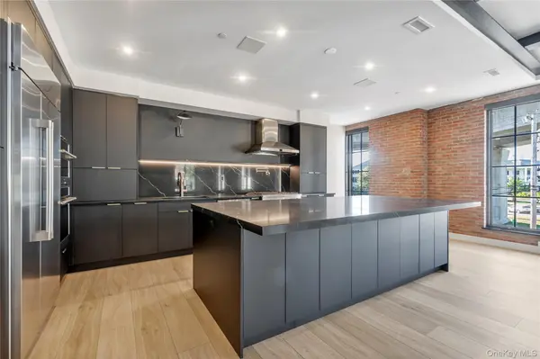 12 Roosevelt AVE #B, Roslyn, NY 11576