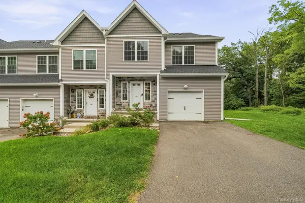 809 Fairway CT, New Windsor, NY 12553