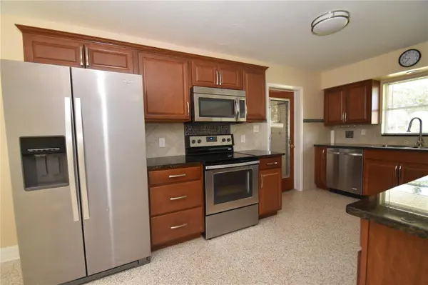 6611 COLONIAL DR, Sarasota, FL 34231