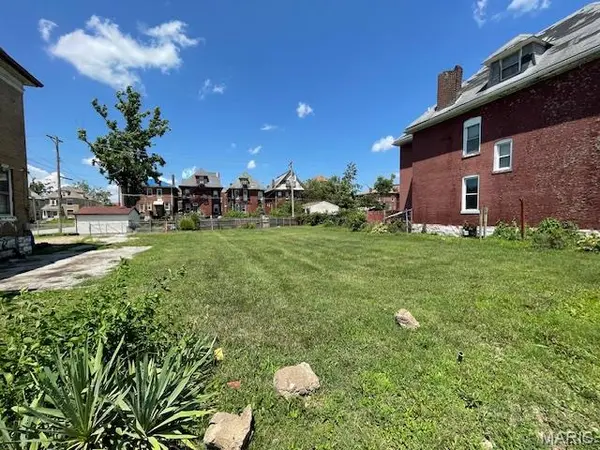 5089 Raymond AVE, St Louis, MO 63113