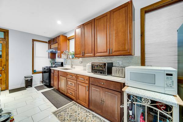 6730 N Rockwell ST, Chicago, IL 60645