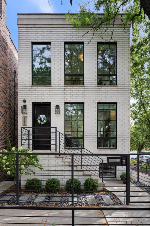 2057 N Oakley AVE, Chicago, IL 60647