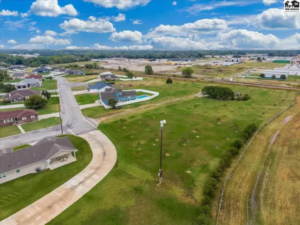 85 E Des Moines Circle, South Hutchinson, KS 67505
