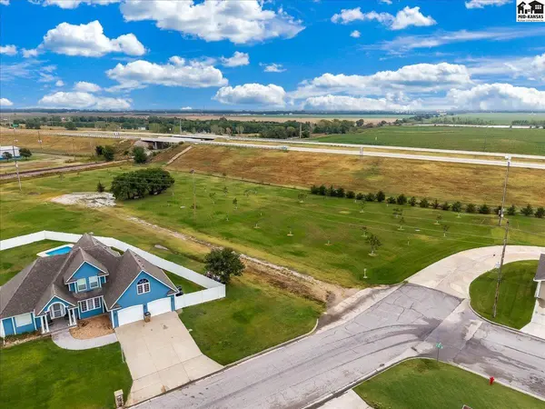85 E Des Moines Circle, South Hutchinson, KS 67505