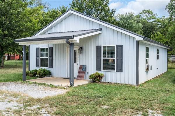 126 Walnut St, Cowan, TN 37318