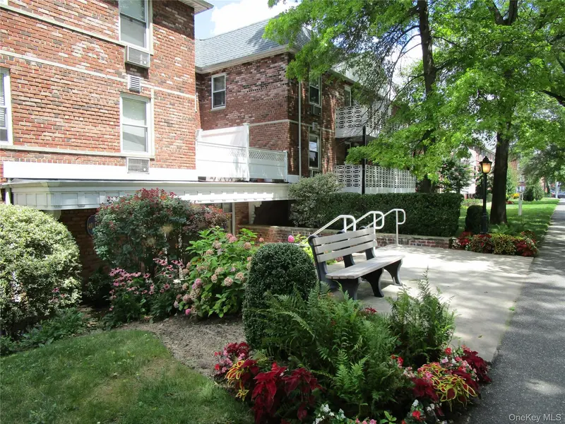 40 Daley PL #127, Lynbrook, NY 11563