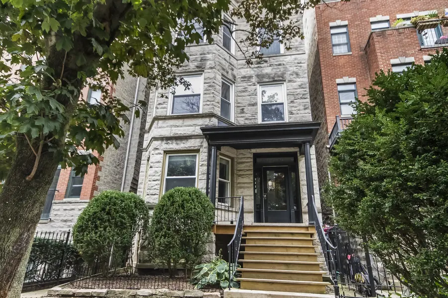 847 W Roscoe ST #1, Chicago, IL 60657