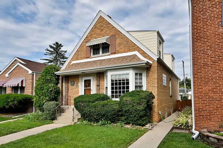 6227 N Naper AVE, Chicago, IL 60631