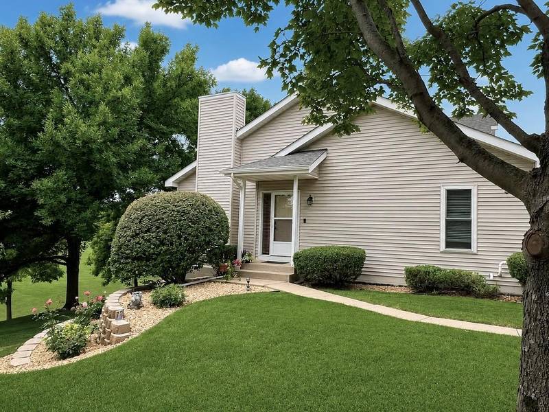 10295 Arrowwood DR, Eden Prairie, MN 55347