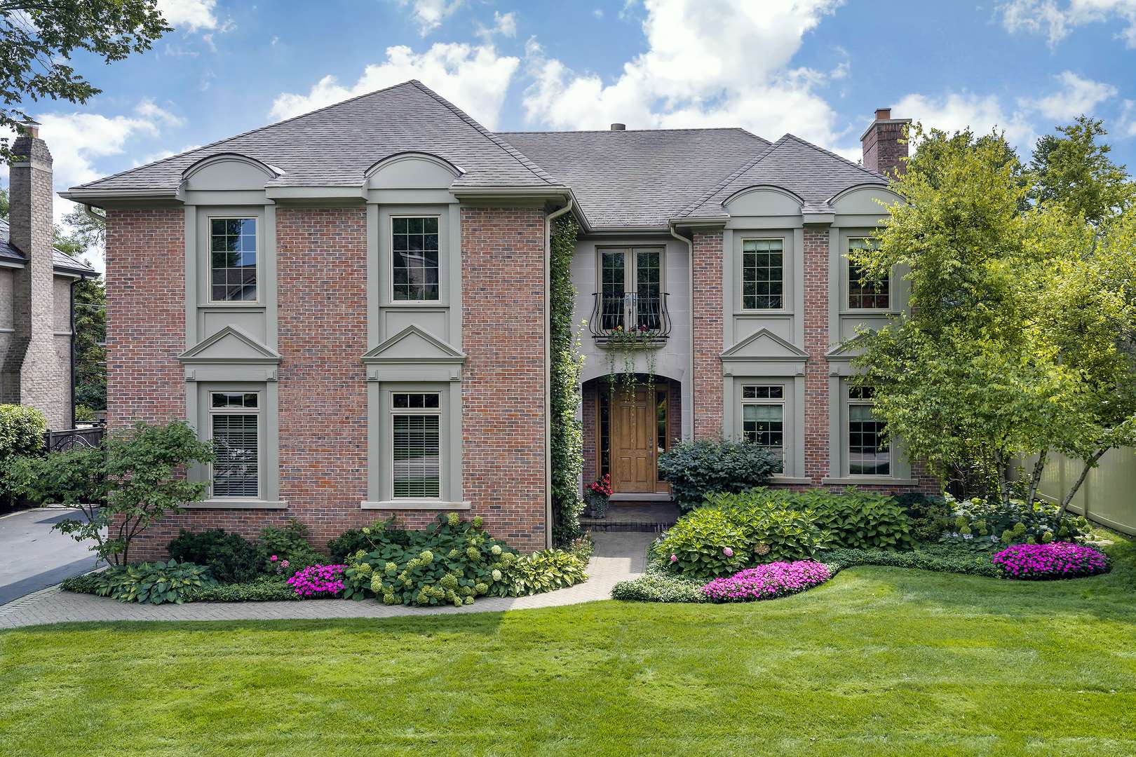 911 Queens LN, Glenview, IL 60025