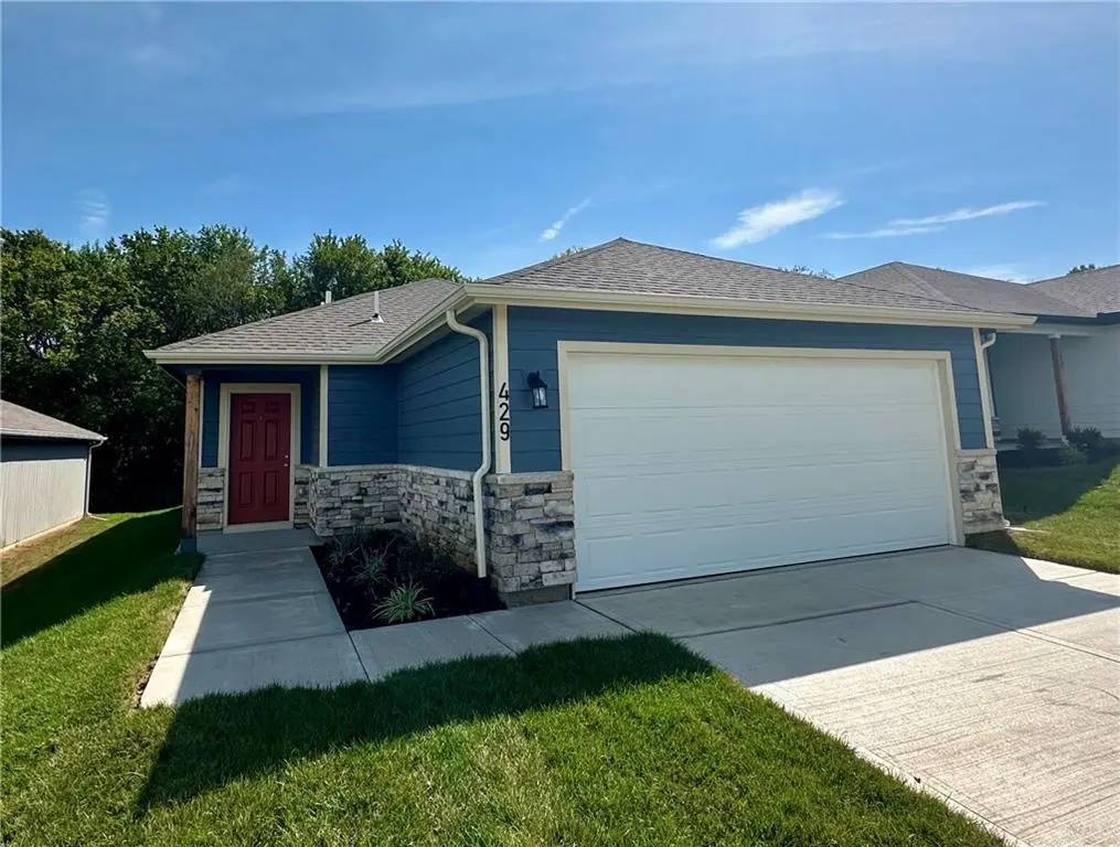 429 Valley View DR, Tonganoxie, KS 66086