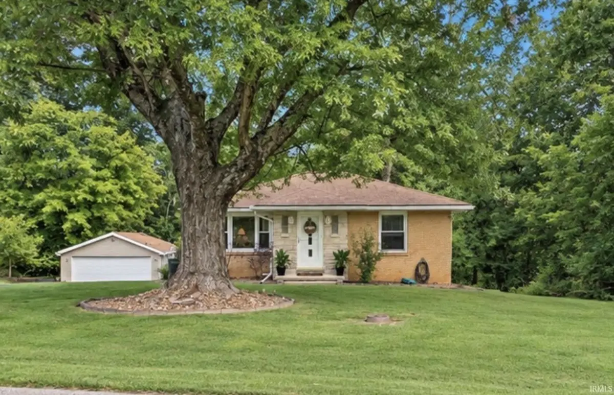 8921 Petersburg RD, Evansville, IN 47725