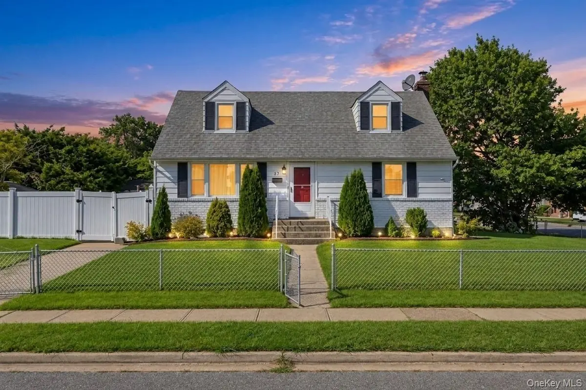 27 Colony ST, Hicksville, NY 11801