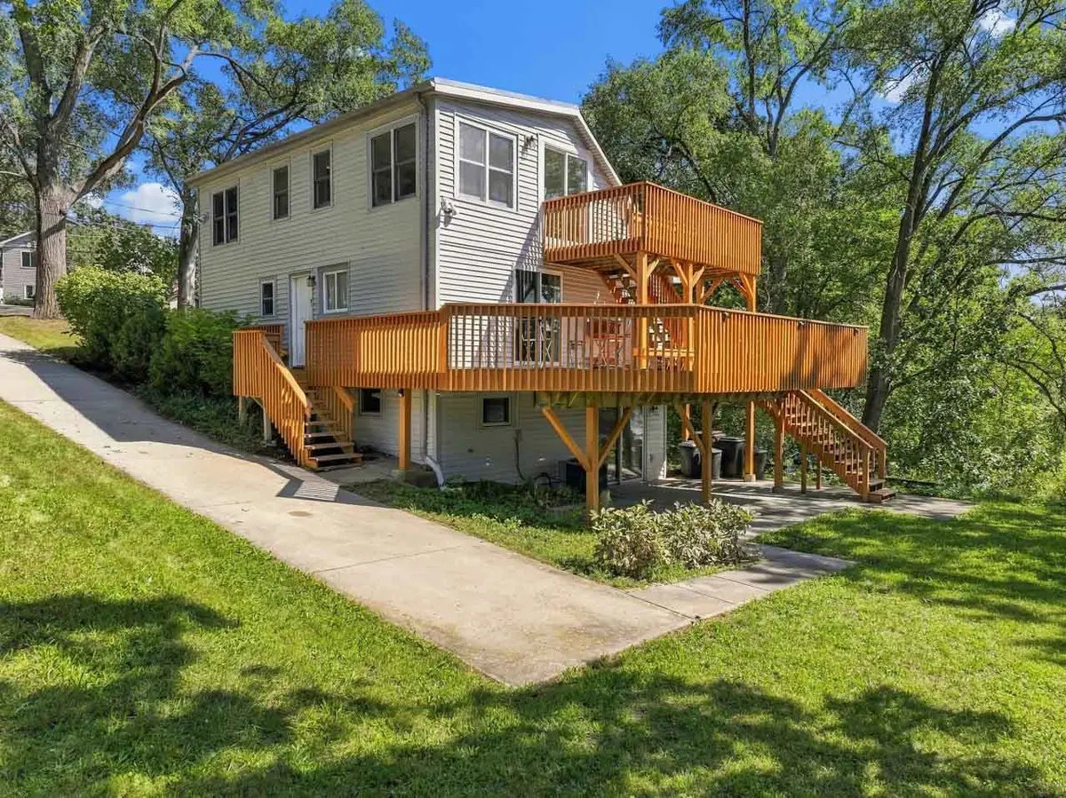 205 Hillside DR, Island Lake, IL 60042