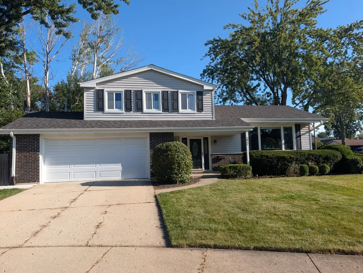 2012 N Kennicott DR, Arlington Heights, IL 60004