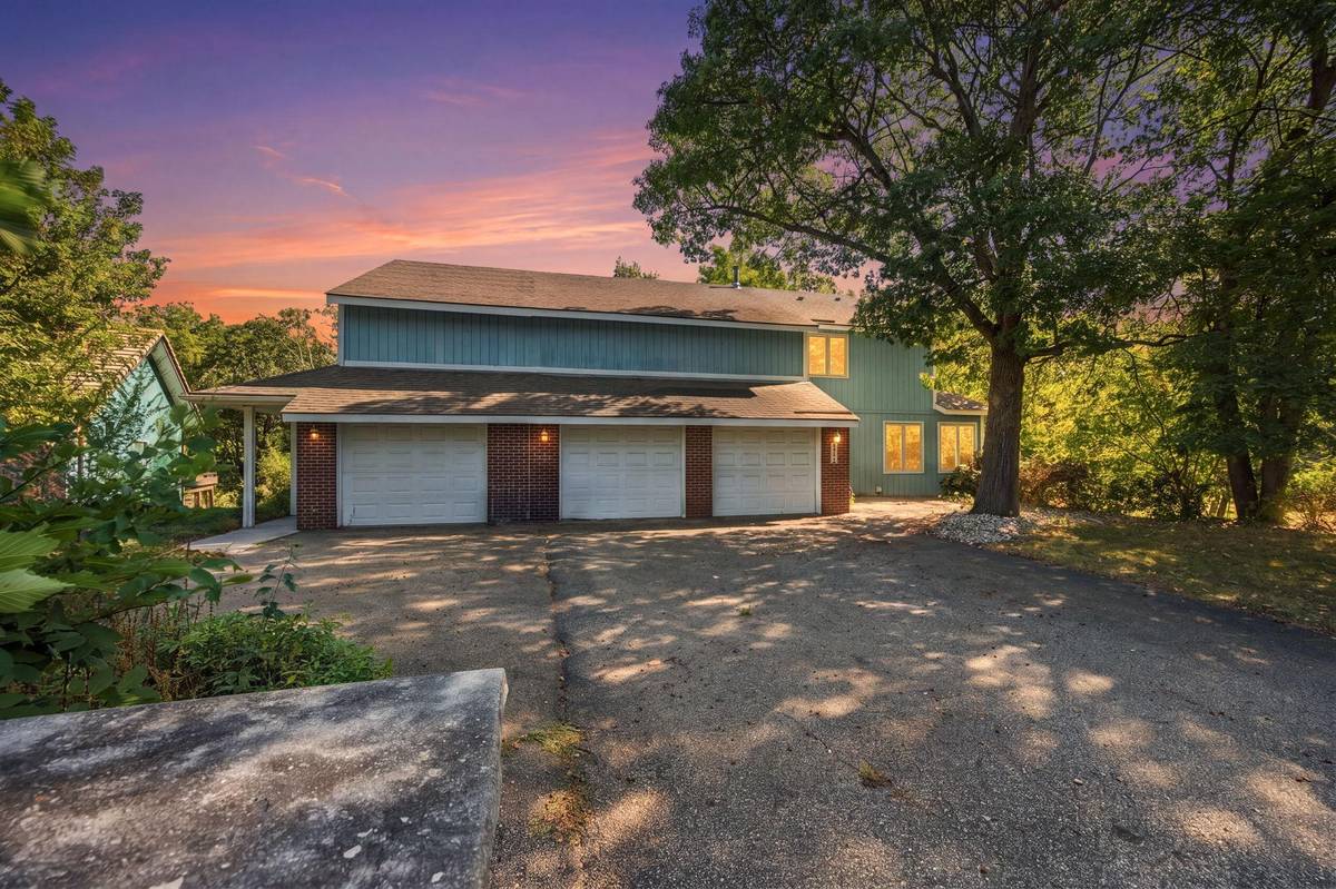 8031 Tierneys Woods Curve, Bloomington, MN 55438