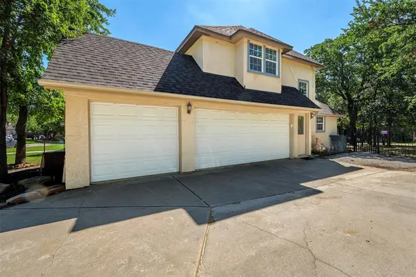100 Manders Court, Runaway Bay, TX 76426
