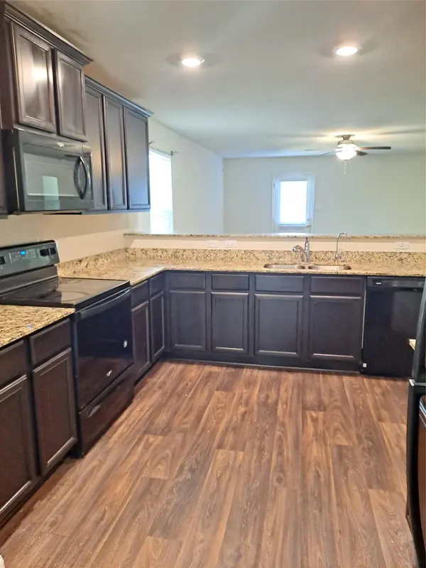 685 Yearwood LN, Jarrell, TX 76537