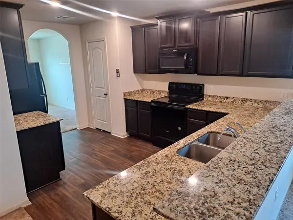 685 Yearwood LN, Jarrell, TX 76537