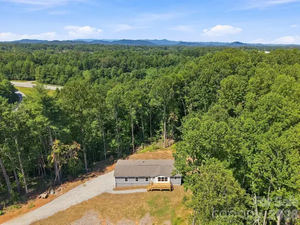93 Foxcroft LN, Flat Rock, NC 28792