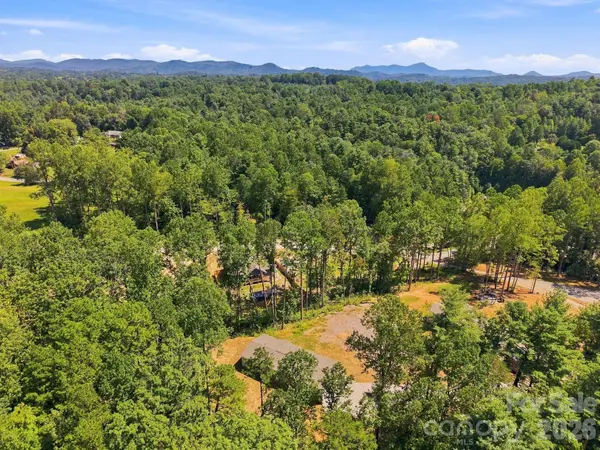 93 Foxcroft LN, Flat Rock, NC 28792