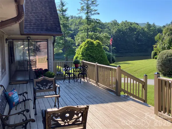 12 Willow Park LN, Hendersonville, NC 28739