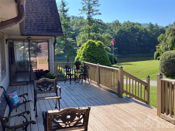 12 Willow Park LN, Hendersonville, NC 28739