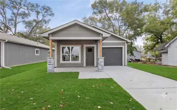 121 S Cedar ST, Ottawa, KS 66067