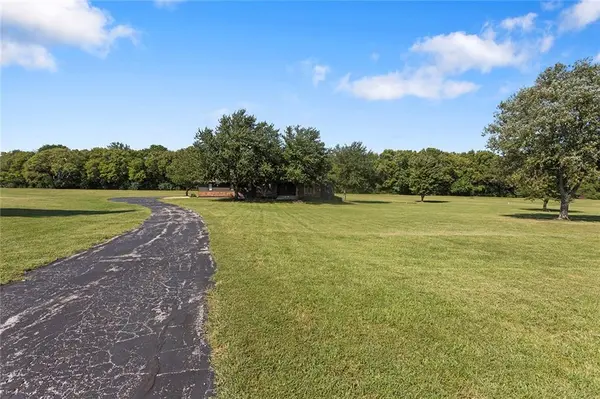 17618 S Emerald View DR, Raymore, MO 64083