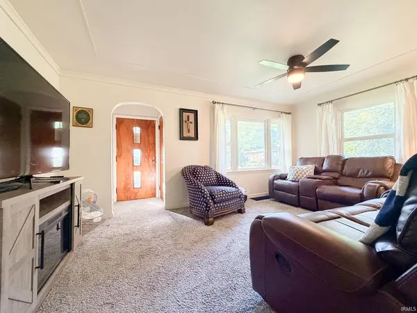 8921 Petersburg RD, Evansville, IN 47725