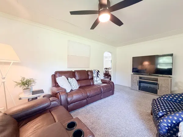 8921 Petersburg RD, Evansville, IN 47725