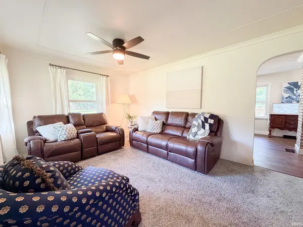 8921 Petersburg RD, Evansville, IN 47725
