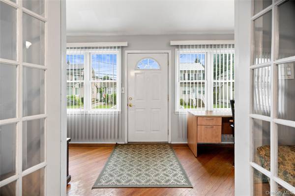 14 Filbert ST, Valley Stream, NY 11581