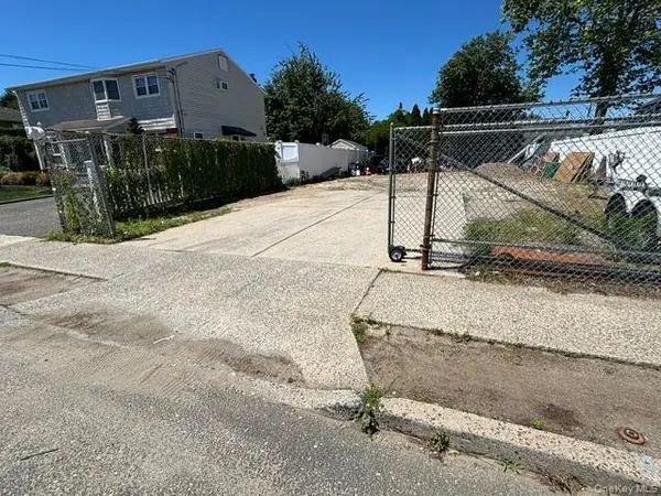 623 stewart AVE, Bethpage, NY 11714