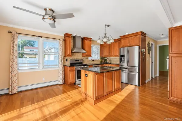 27 Colony ST, Hicksville, NY 11801