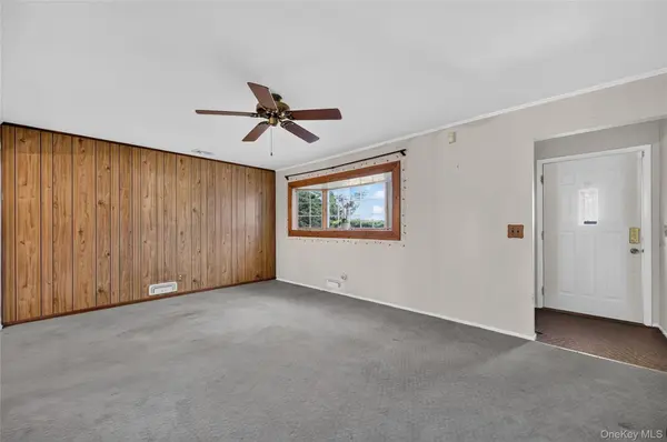 4 Oaktree LN, Huntington Station, NY 11746