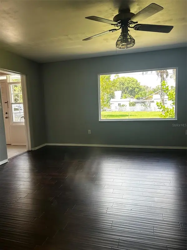 1030 E 4TH AVE, Mount Dora, FL 32757