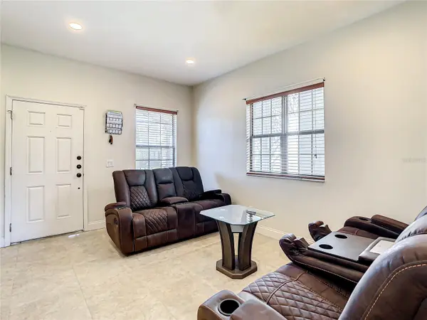 8735 ISLA BELLA DR, Orlando, FL 32818