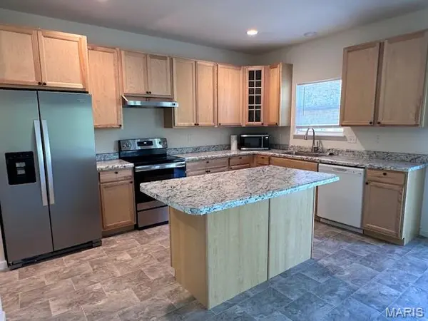 4283 Lions Chase DR, St Louis, MO 63125