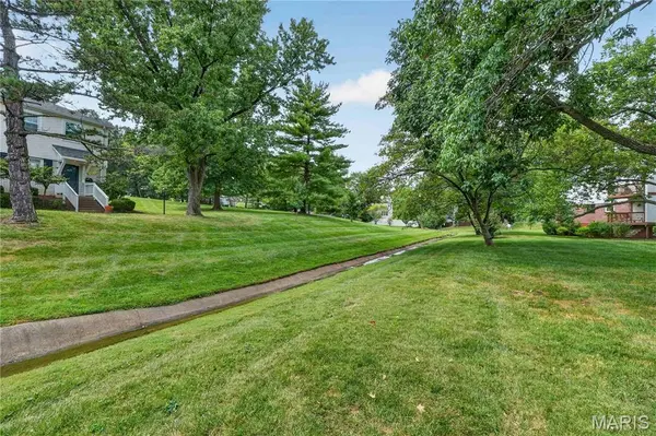 9186 Wrenwood LN, Brentwood, MO 63144
