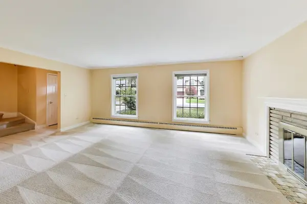 412 S Banbury RD, Arlington Heights, IL 60005